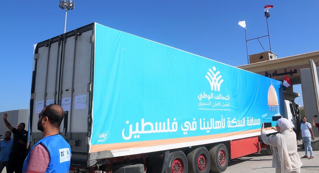 قافلة ثانية مكونة من 17 شاحنة في طريقها إلى غزة