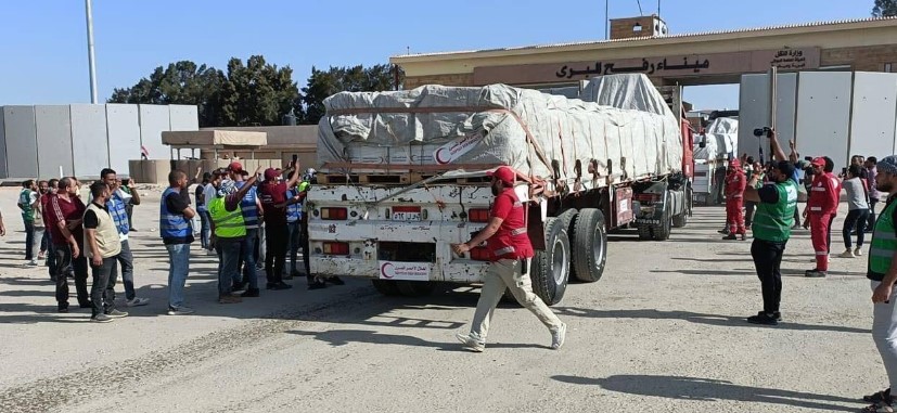 بداية عبور المساعدات إلى قطاع غزة... 20 شاحنة دفعة أولى والأولوية للأدوية