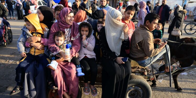 فلسطينيات وفلسطينيون يحاولون العودة لمناطقهم في غزة