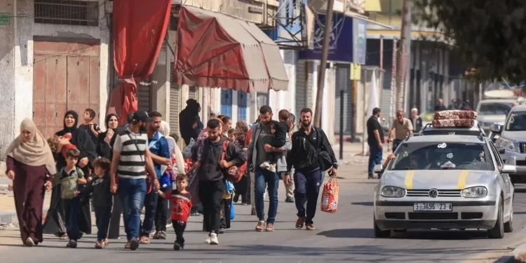 نازحون فلسطينيون يحاولون العودة لمناطقهم في غزة بعد الهدنة