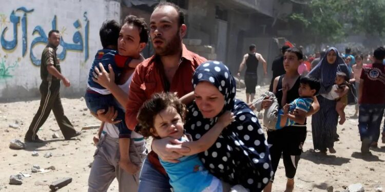 عائلات فلسطينية تحاول الهرب من القصف الإسرائيلي على غزة