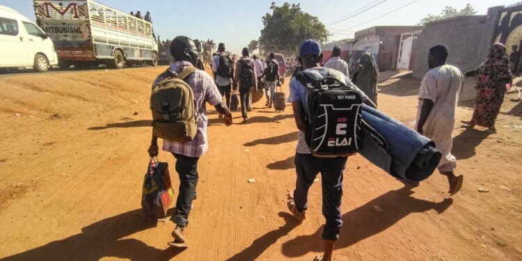 سودانيون يفرون من مدينة ود مدني بولاية الجزيرة جراء الحرب بين قوات الدعم والجيش (وكالات)