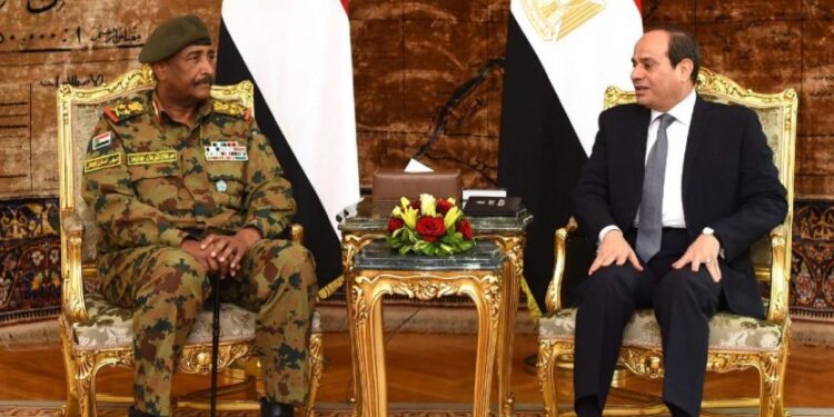 الرئيس عبد الفتاح السيسي وقائد الجيش السوداني عبد الفتاح البرهان (أرشيف)
