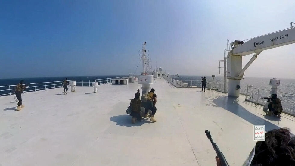مقاتلون حوثيون على متن سفينة جالاكسي ليدر التي أعلنت جماعة الحوثي السيطرة عليها قبالة سواحل اليمن