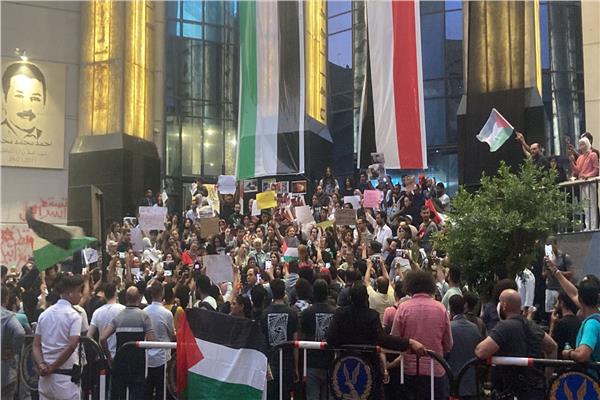 وقفة للصحفيين بالشموع تضامنا مع فلسطين والسودان