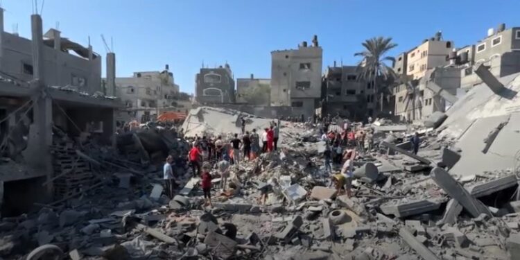 قصف إسرائيلي يزيل منطقة سكنية كاملة في مدينة خان يونس (وكالات)