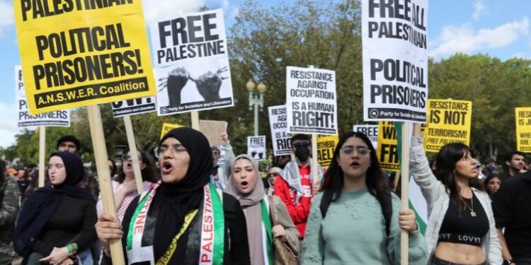 مؤيدون للشعب الفلسطيني من حركة الشباب الفلسطيني وجماعات أخرى يتظاهرون خارج البيت الأبيض (وكالات)