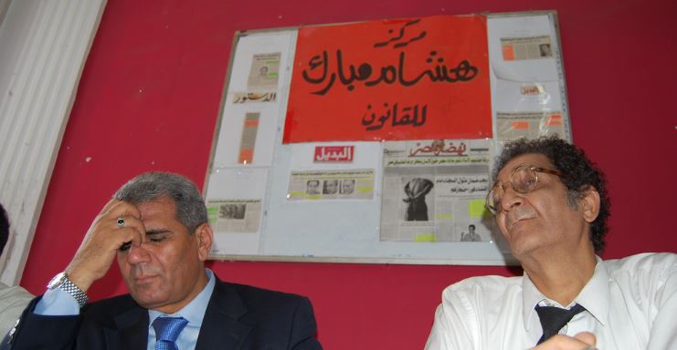 أحمد سيف ـ المدير التنفيذي لمركز هشام مبارك ـ والمحامي صبحي صالح في ندوة بالمركز في أكتوبر 2008