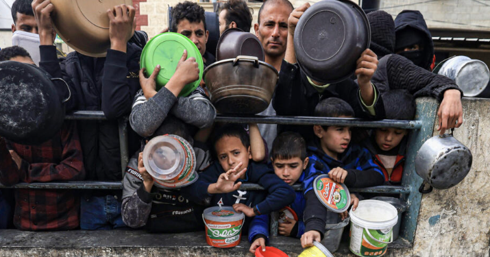أطفال من غزة ينتظرون توزيع الطعام