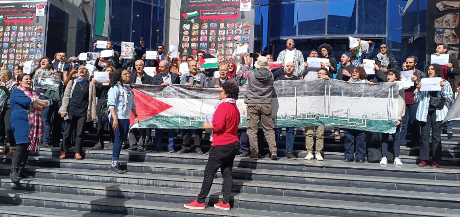 متظاهرون على سلالم نقابة الصحفيين دعمًا لغزة، ومن أجل الإفراج عن معتقلي دعم فلسطين