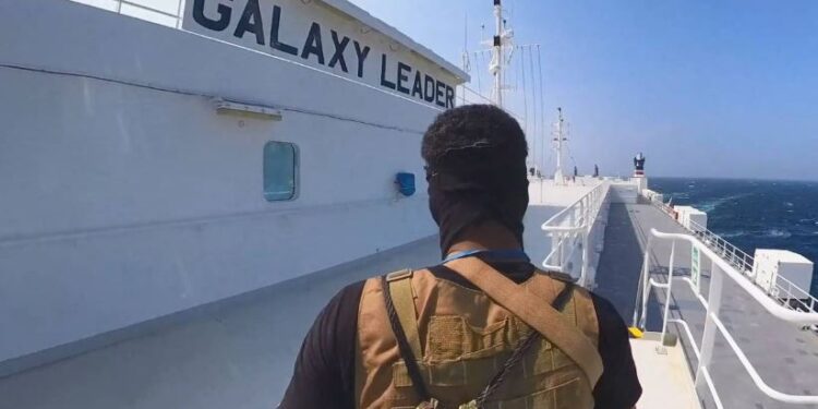 عنصر من الحوثيين على سطح سفينة شحن أثناء الاستيلاء عليها في نوفمبر الماضي