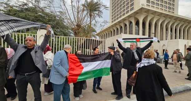 "حمدين صباحي " يتعرض لمضايقات بعد مشاركته في وقفة تضامنية رمزية مع غزة