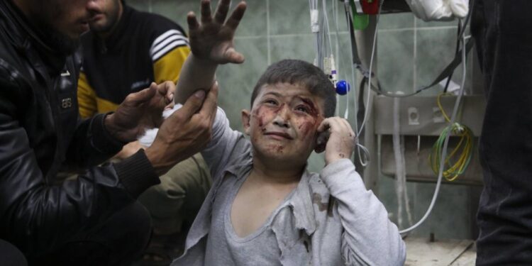 فلسطينيون جرحى في مستشفى برفح بعد قصف إسرائيلي (أ.ب)