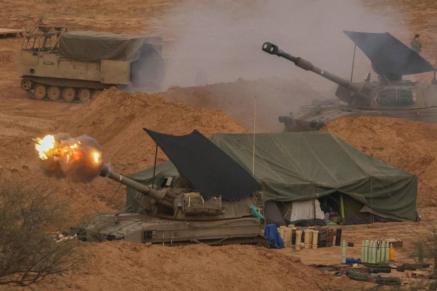 مدفع هاوتزر إسرائيلي يطلق نيرانه من موقع قرب الحدود مع قطاع غزة 