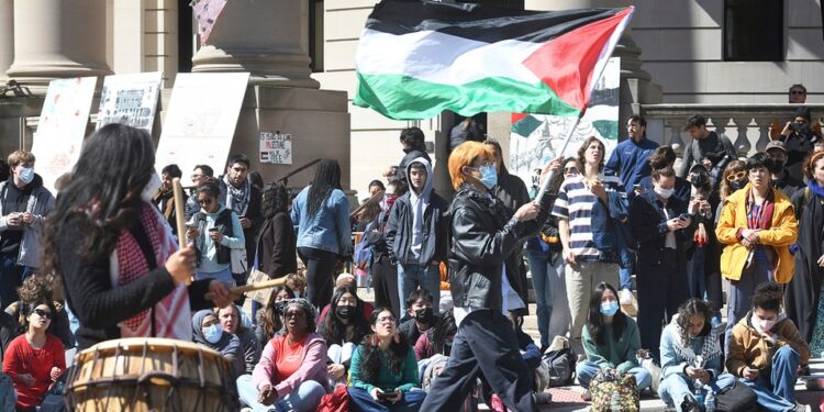 مئات من الطلاب المؤيدين للفلسطينيين يتجمعون قرب حرم جامعة ييل في الولايات المتحدة