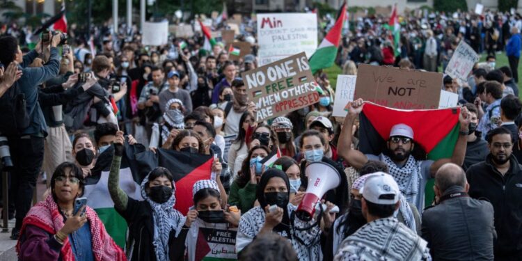 طلاب مؤيدون للفلسطينيين يشاركون في احتجاج لدعم الفلسطينيين وسط الصراع المستمر في غزة، في جامعة كولومبيا