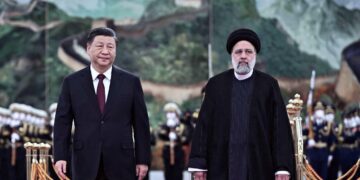 الرئيس الصيني شي جين بينج يستقبل الرئيس الإيراني إبراهيم رئيسي في بكين في فبراير من العام الماضي