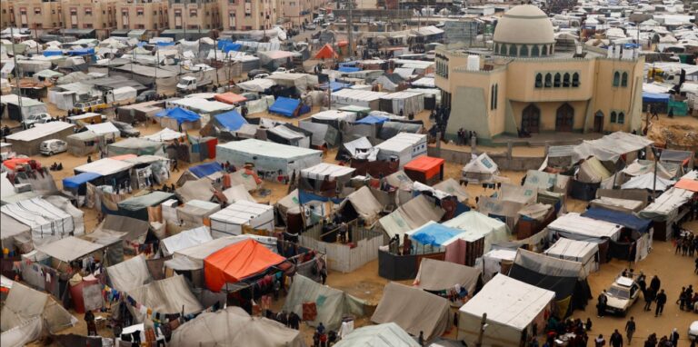 أكثر من مليون فلسطيني نزحوا إلى رفح هربا من العمليات العسكرية الإسرائيلية في أنحاء قطاع غزة