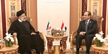 الرئيسان المصري والإيراني خلال محادثاتهما في الرياض على هامش القمة العربية - الإسلامية الطارئة (الرئاسة المصرية)