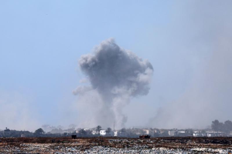 دخان يتصاعد نتيجة غارة جوية إسرائيلية على جباليا، شمال قطاع غزة