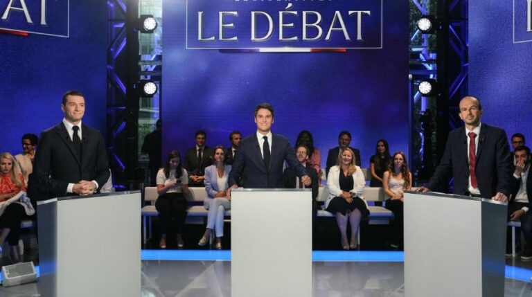 مناظرة أمس الأول الثلاثاء بين ممثلي الكتل الفرنسية بالانتخابات، في الوسط رئيس الحكومة جابرييل أتال ممثلا عن معسكر ماكرون، وعن يمينه جوردان بارديلا رئيس التجمع الوطني، وعن يساره منسق الجبهة اليسارية مانويل بومبارد
