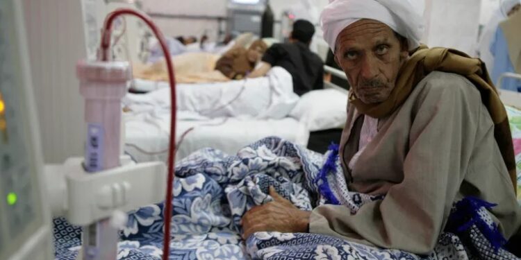 مريض يجلس على السرير في وحدة لعلاج الكلى في مستشفى حكومي في محافظة الشرقية