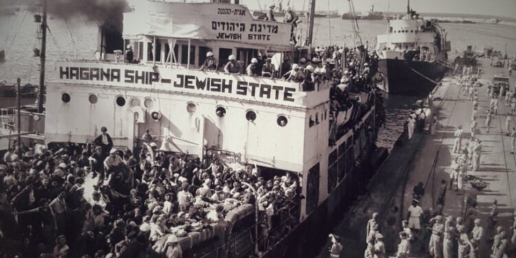 الهجرة اليهودية إلى فلسطين: أول استطلاع للرأي حول المسألة سنة ١٩٣٥ أظهر أن ٧٦%من الأمريكيين يؤيدونها