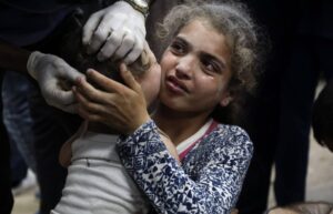 طفلان أصيبا في قصف إسرائيلي على مخيم البريج أثناء تلقي العلاج في مستشفى «شهداء الأقصى» بدير البلح