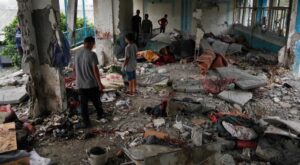 عضو في الأمم المتحدة يتفقد مدرسة تابعة للأمم المتحدة تؤوي نازحين تعرضوا للقصف الإسرائيلي في النصيرات وسط قطاع غزة