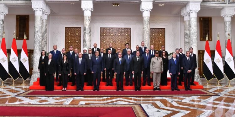 الرئيس السيسي مع أعضاء التشكيل الوزاري الجديد