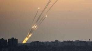 رشقة صاروخية على غلاف غزة