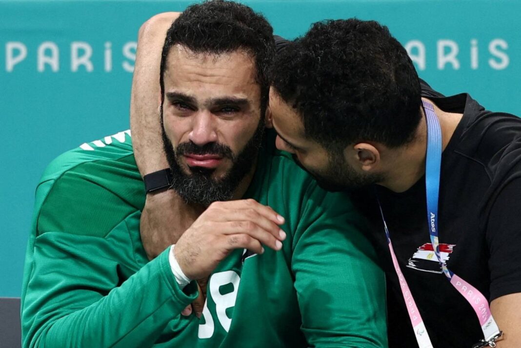 كريم هنداوي لاعب منتخب مصر لكرة اليد يبكي عقب الخروج من الأولمبياد