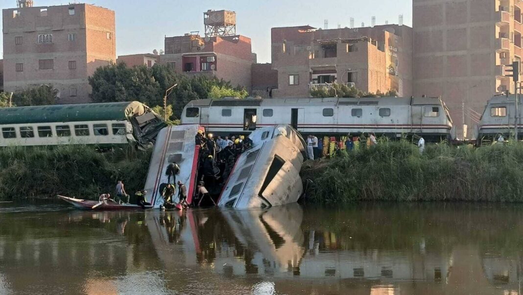 جانب من حادث تصادم القطارين في محافظة المنيا