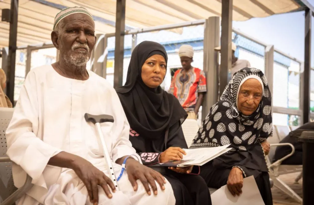 سودانيون بانتظار تسجيلهم في مفوضية شؤون اللاجئين الأممية بالقاهرة