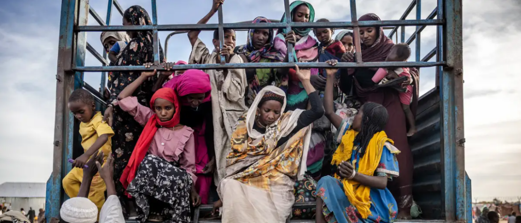 لاجئون ولاجئات سودانيون يفرون من الصراع في السودان. هنا في الصورة وصول نساء وأطفال من السودان إلى منطقة الرِّنك بجنوب السودان