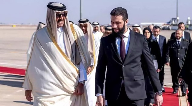 أمير قطر الشيخ تميم بن حمد آل ثاني (يسار) أثناء استقباله من طرف الرئيس السوري المؤقت أحمد الشرع لدى وصوله إلى دمشق