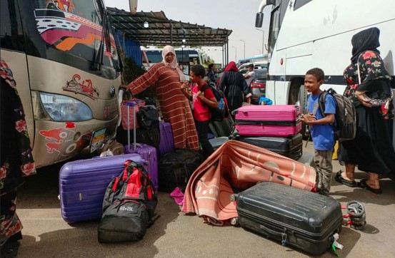 سودانيون وصلوا وادي كركر - قرب أسوان، في مصر - أ ف ب