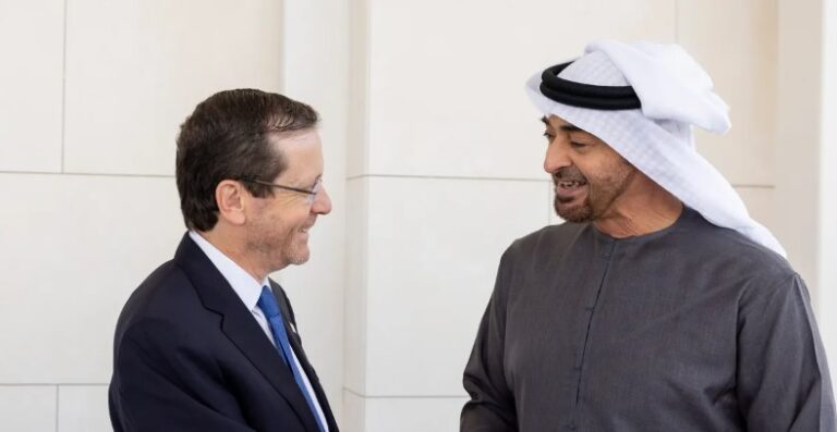 لم يحدث من قبل أن توحد الرأي العام العربي مثلما يتوحد ضد سياسات الإمارات.. الصورة محمد بن زايد رئيس الإمارات يستقبل إسحاق هرتسوج رئيس إسرائيل في لقاء سابق بأبو ظبي