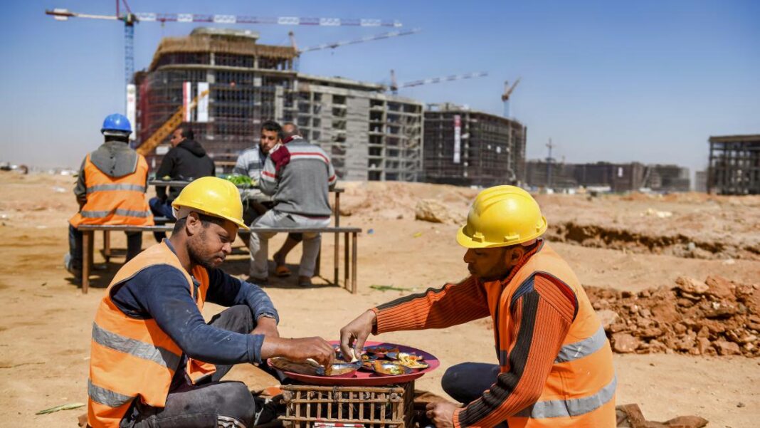 عمال بناء في العاصمة الإدارية الجديدة