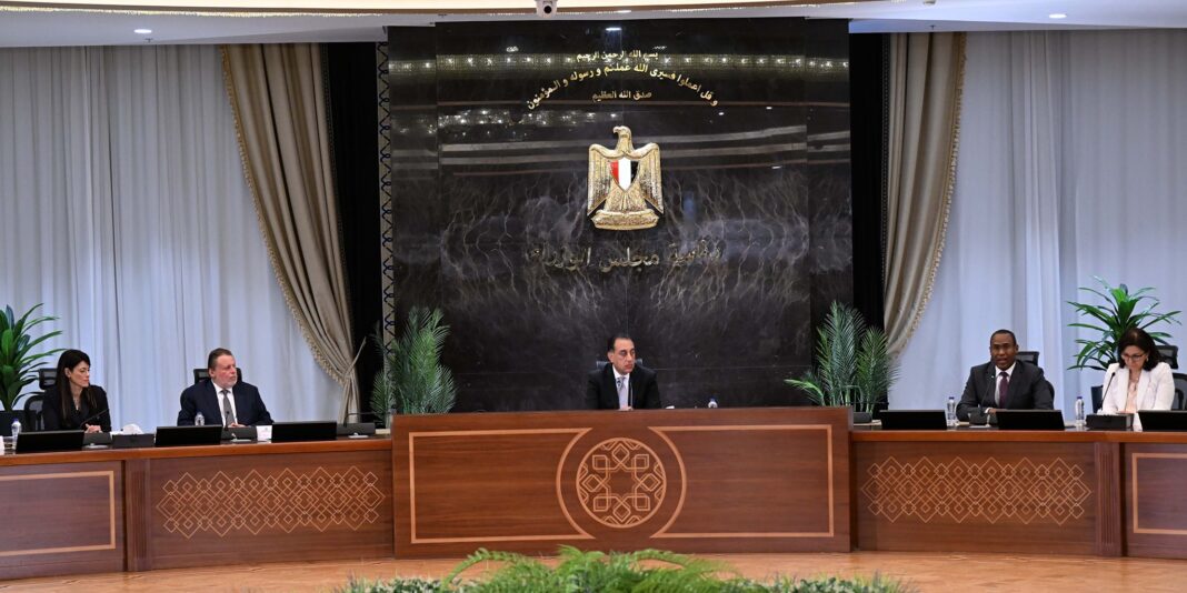 مدبولي مع نائب المدير العام لصندوق النقد الدولي نايجل كلارك "يسار رئيس الوزراء" خلال مؤتمر صحفي أمس بالقاهرة