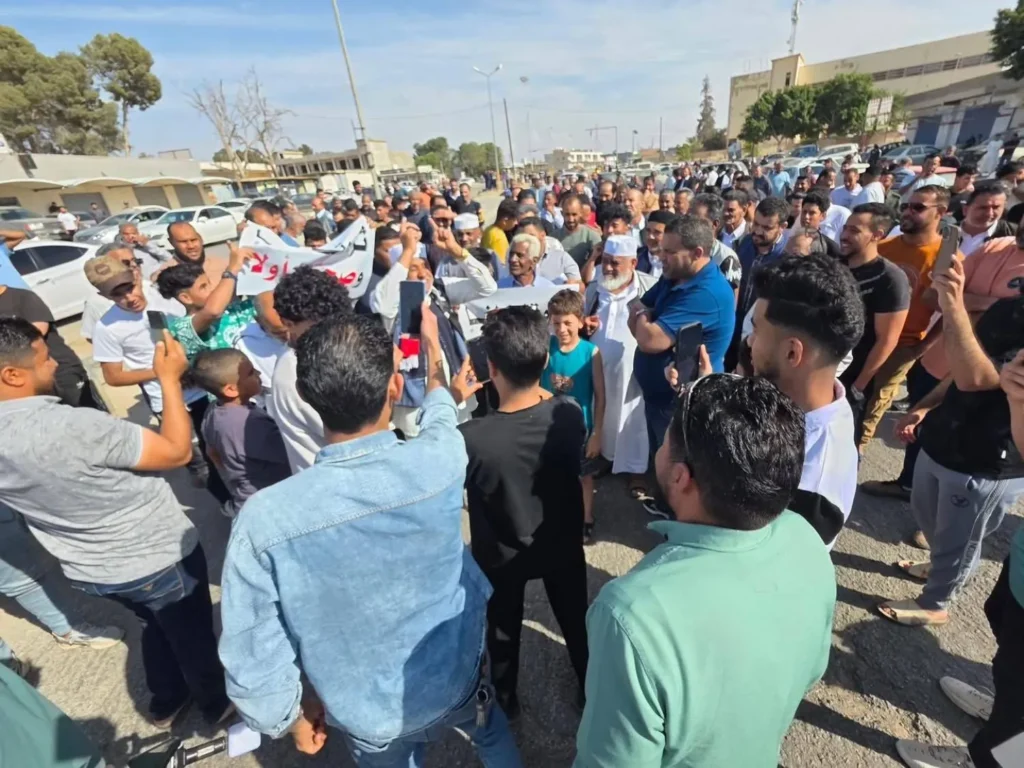 أشخاص يتجمعون للتوجه إلى العاصمة طرابلس والتظاهر فيها