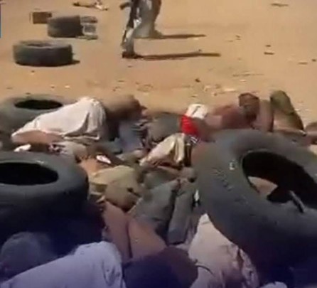صورة توثق الشروع في حرق جثث الضحايا بعد اعدامهم