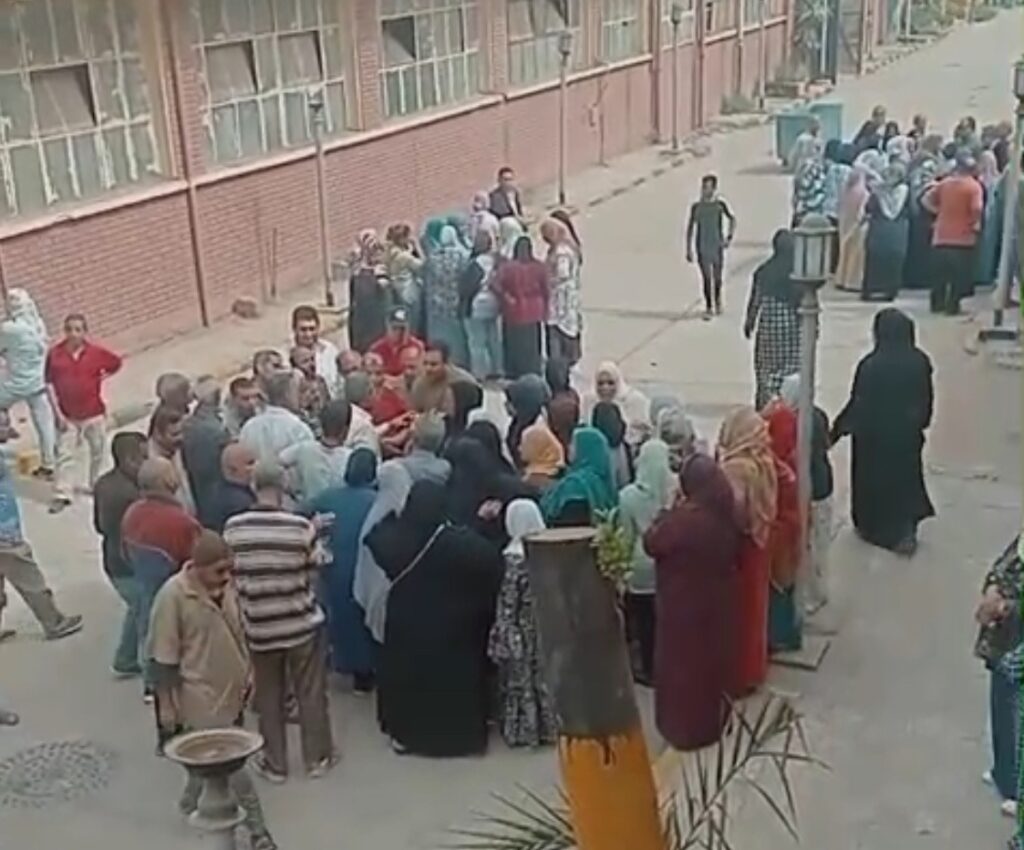 عمال الشوربجي للأقمشة يواصلون الإضراب عن العمل