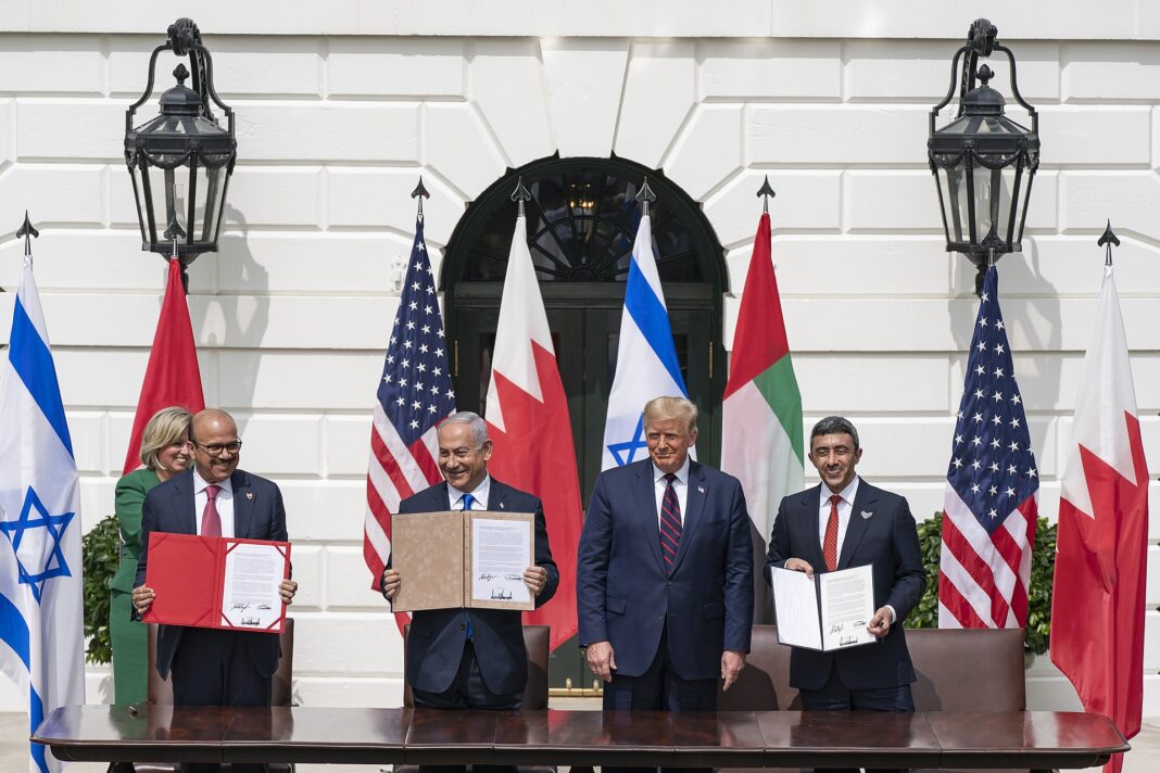 حفل توقيع اتفاقيات إبراهيم في البيت الأبيض في 15 سبتمبر 2020 ويظهر في الصورة من اليمين، كل من وزير الخارجية الإماراتي الشيخ عبد الله بن زايد والرئيس الأمريكي دونالد ترامب ورئيس الوزراء الإسرائيلي بنيامين نتنياهو ووزير الخارجية البحريني عبد اللطيف الزياني