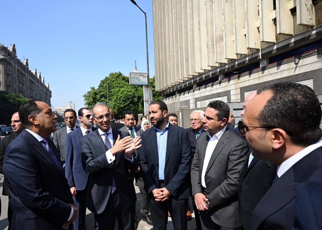 رئيس الوزراء ووزير الاتصالات يتفقدون موقع حريق سنترال رمسيس
