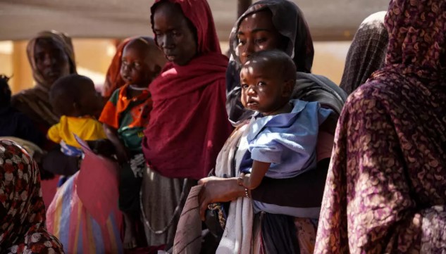 صورة تظهر النساء والأطفال الرضع في مخيم زمزم للنازحين بالقرب من الفاشر في شمال دارفور، السودان