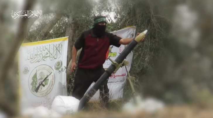 مقاوم فلسطيني يقصف تحشدات الإسرائيليين بقذائف الهاون