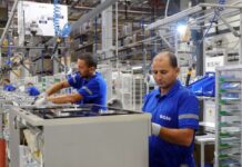 تناقض حكومي بملف المصانع المتعثرة.. كيف تعود الصناعة لقوتها؟ ولماذا نغفل تجارب الآخرين؟ عمال مصريون داخل مصنع للأجهزة المنزلية بمدينة العاشر من رمضان