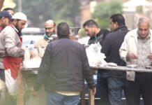 ماذا يأكل المصريون؟ مصريون يلتفون حول عربة فول لتناول فطورهم اليومي المعتاد