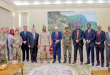 “أرض الصومال”.. طموح الاعتراف الدولي ومخاطر الانفصال رئيس «أرض الصومال» مرتديا غطاء الرأس بين 2 من العسكريين خلال استقبال وفد أمريكي